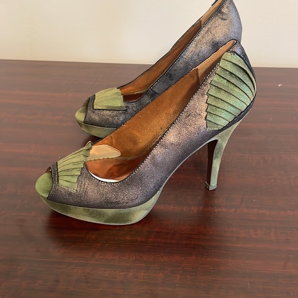 New in box Poetic License Egyptian Princess metallic green and bronze heels - Picture 2 of 8